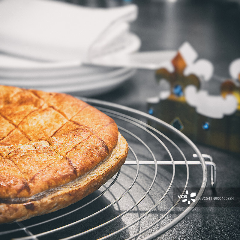 自制主显节国王蛋糕，配传统金纸皇冠特写图片素材