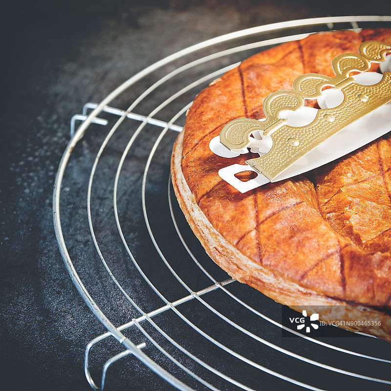 自制主显节国王蛋糕，配传统金纸皇冠特写图片素材