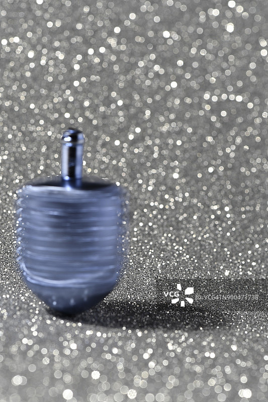 旋转的陀螺图片素材