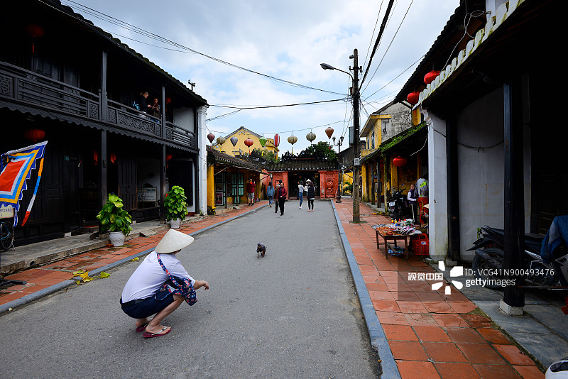 傍晚，越南会安，游客聚集在著名日本廊桥入口附近。图片素材