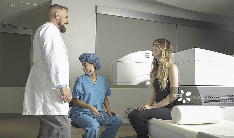 准备接受激光手术的女人图片素材