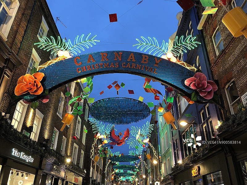 2017年12月伦敦卡纳比街圣诞装饰图片素材
