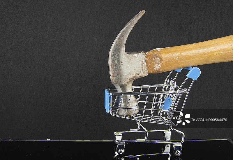 越来越多的人使用手机购买家居工具图片素材