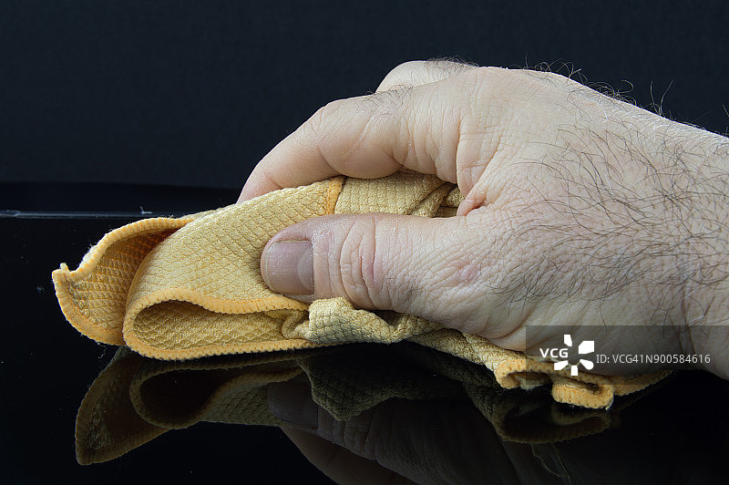 男人清洁LCD玻璃屏幕图片素材