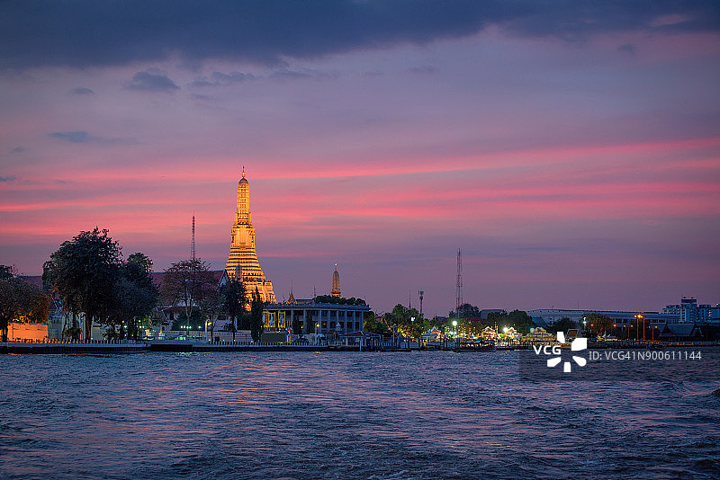 泰国曼谷郑王庙日落景色。郑王庙是泰国曼谷Yai区的一座著名佛教寺庙，是泰国最著名的地标之一。图片素材