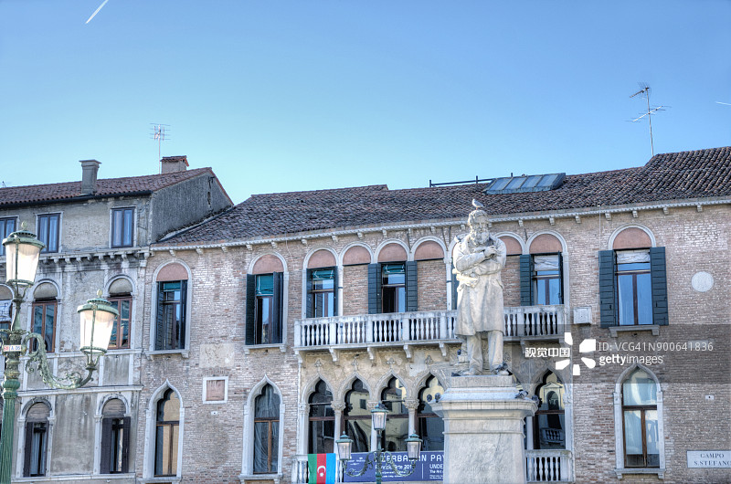 意大利威尼斯圣斯特凡诺广场的 Niccolò Tommaseo 纪念碑图片素材