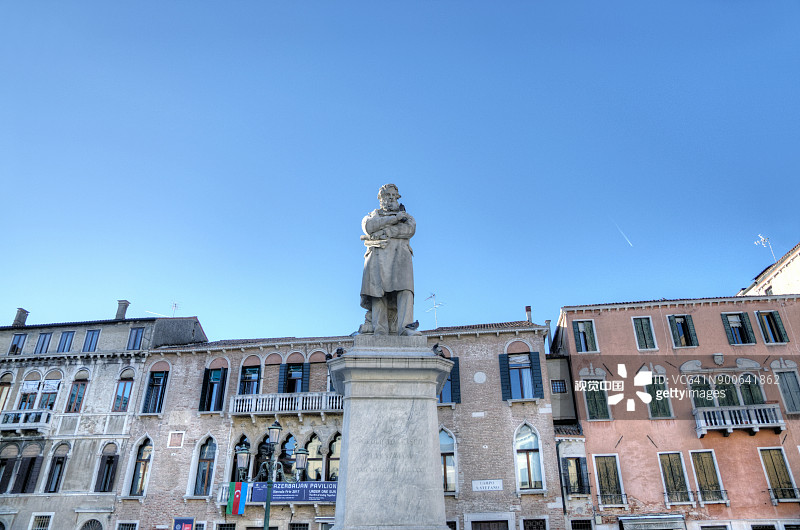意大利威尼斯圣斯特凡诺广场的 Niccolò Tommaseo 纪念碑图片素材