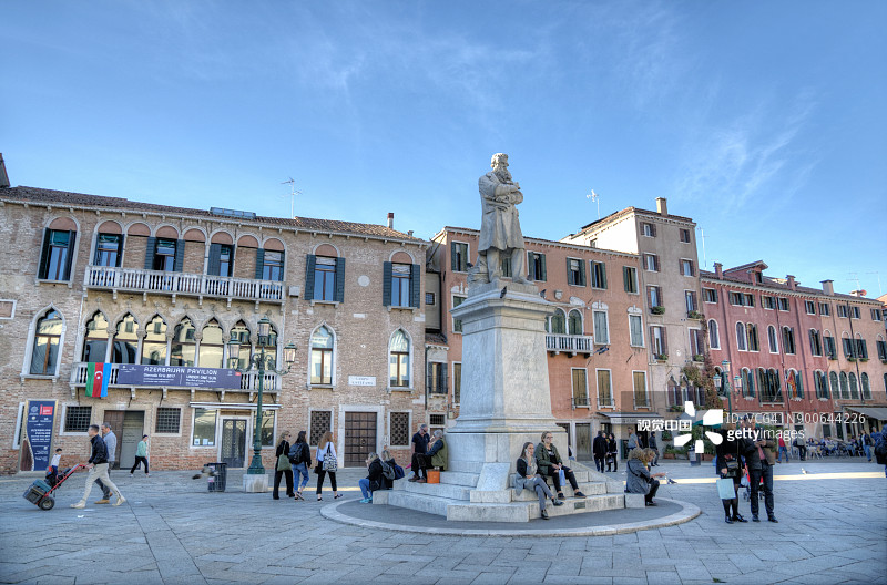 意大利威尼斯圣斯特凡诺广场的 Niccolò Tommaseo 纪念碑图片素材