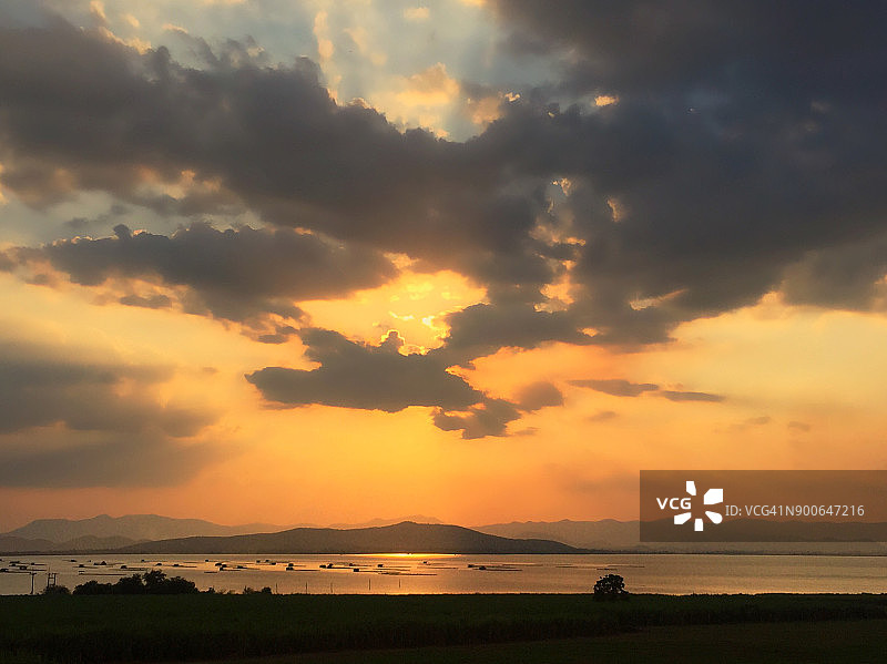 泰国素攀武里府克拉西奥水坝的绚丽日落图片素材