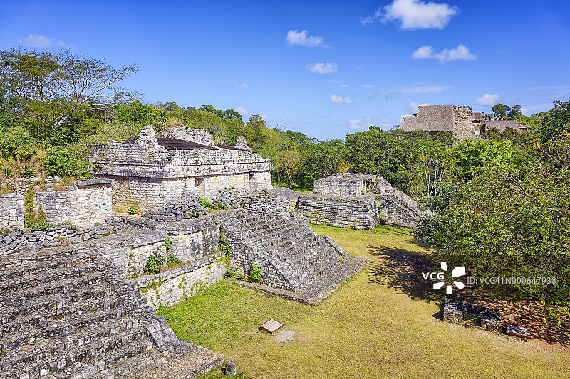 墨西哥的尤卡坦玛雅考古遗址 Ek-Balam，从椭圆形宫殿到卫城的景色图片素材