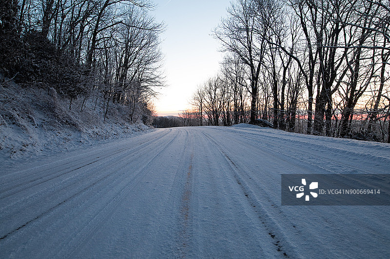 蓝岭公园路的清晨光辉3图片素材