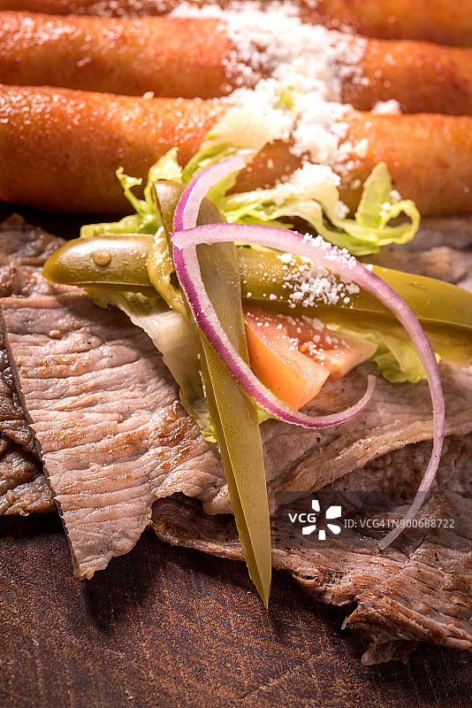 烤牛排片和墨西哥玉米卷图片素材