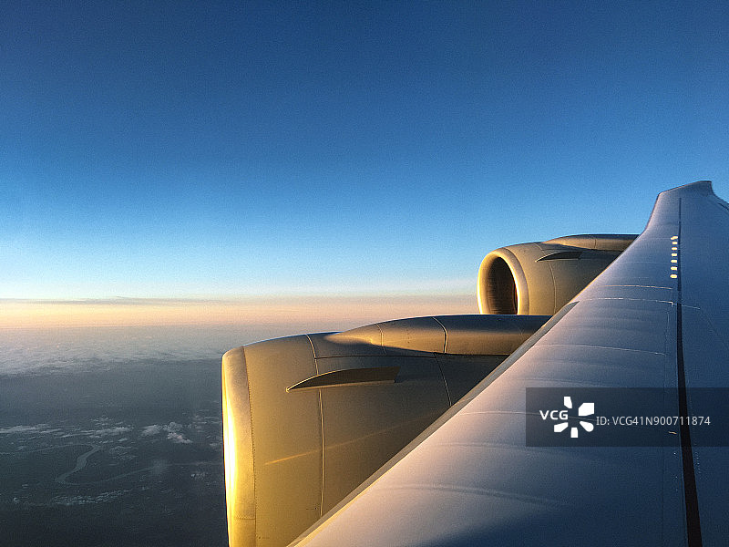 从飞机上看到的日出图片素材