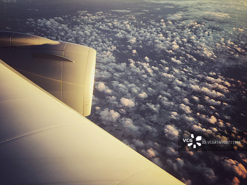 从飞机上看到的日出图片素材