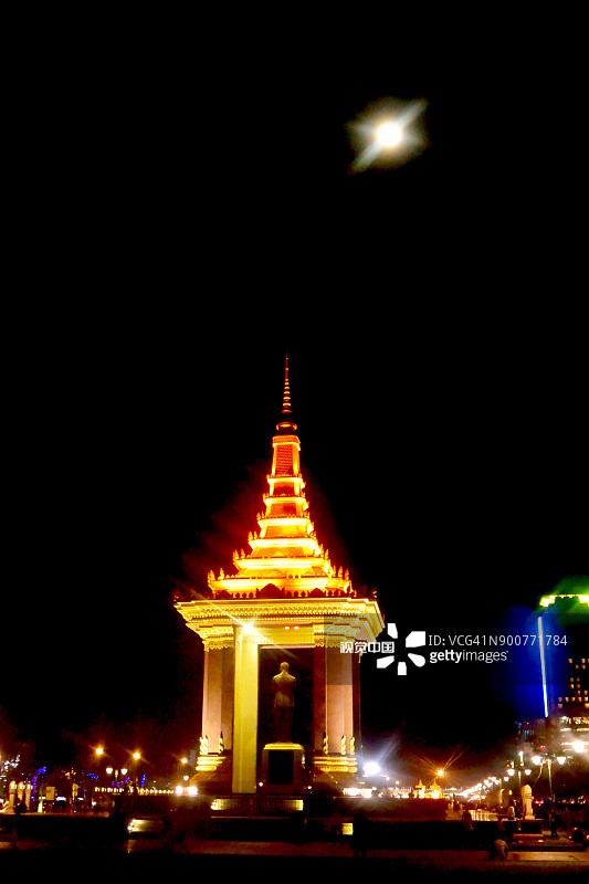 柬埔寨金边，西哈努克国王雕像上方的月亮图片素材