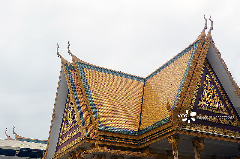 柬埔寨金边王宫金色屋顶细节图片素材
