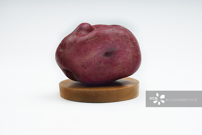 装满有机秘鲁土豆的篮子图片素材