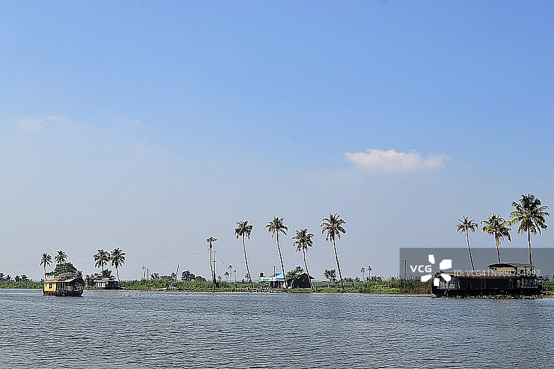 喀拉拉邦文伯纳德湖的阿勒皮回水/阿拉普扎/船屋图片素材