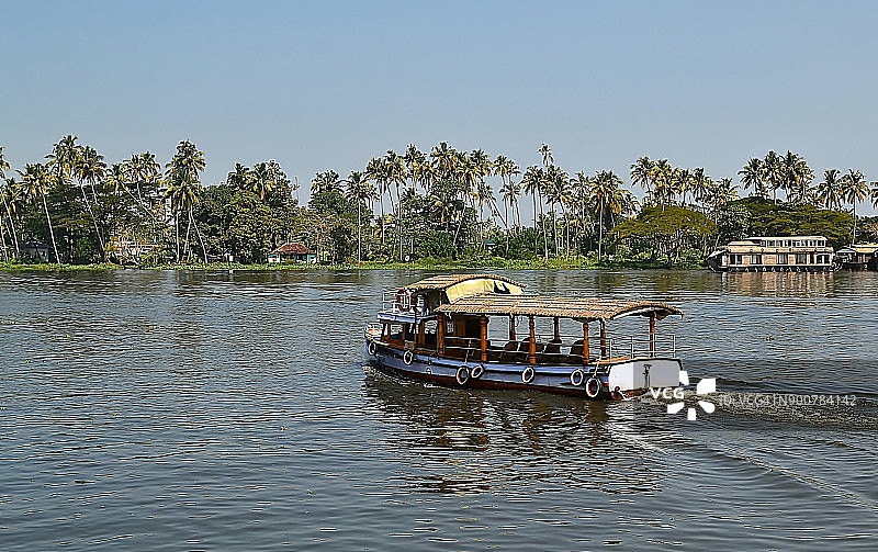喀拉拉邦文伯纳德湖的阿勒皮回水/阿拉普扎/船屋图片素材