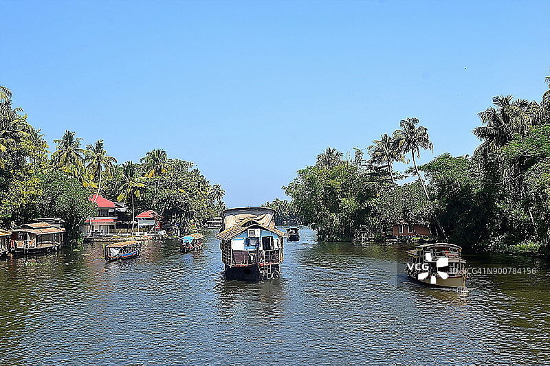 喀拉拉邦文伯纳德湖的阿勒皮回水/阿拉普扎/船屋图片素材