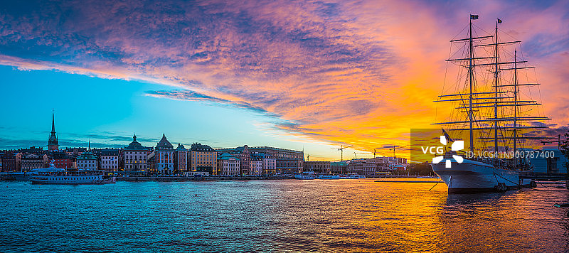 斯德哥尔摩老城港口金色日落全景图片素材