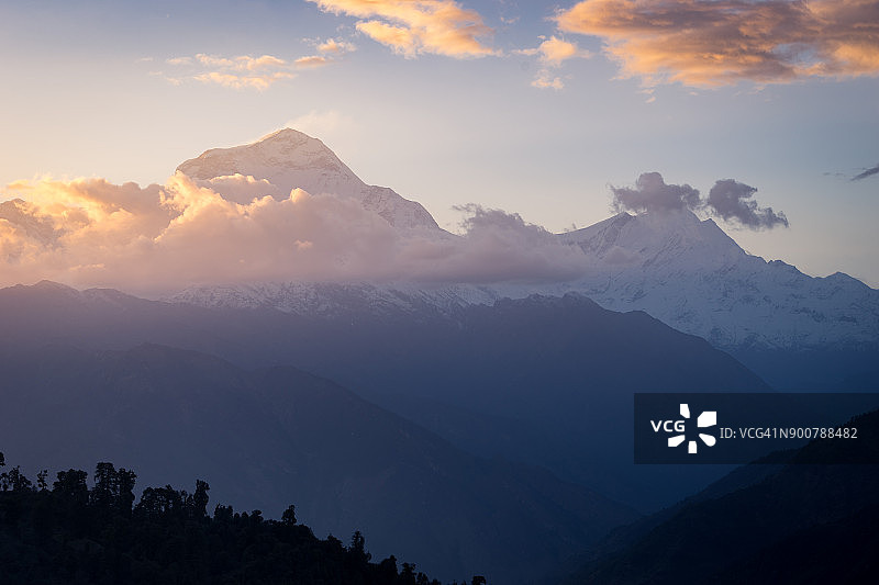 日落时分道拉吉里山峰，来自廓雷帕尼村，安娜普尔纳徒步，博卡拉，尼泊尔图片素材