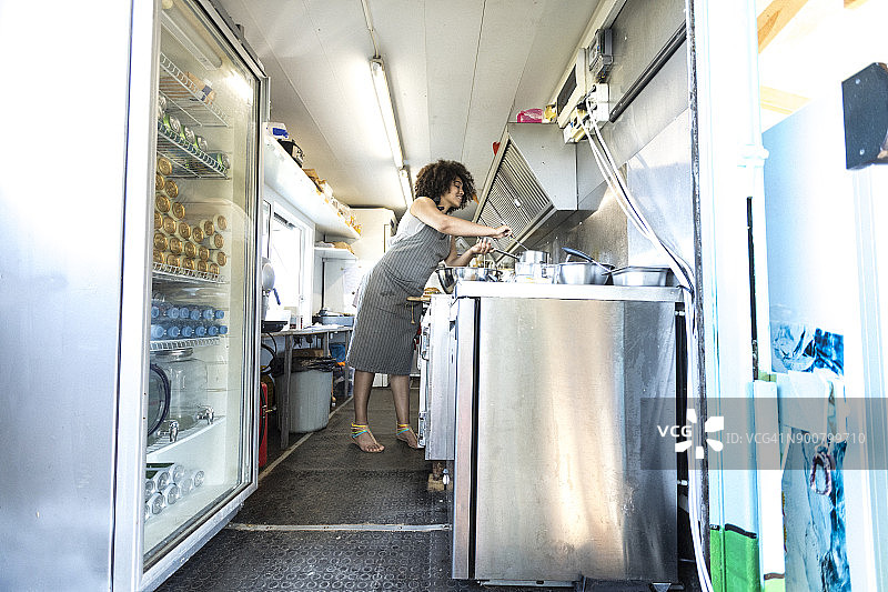 面带笑容的女性餐车工人制作三明治图片素材