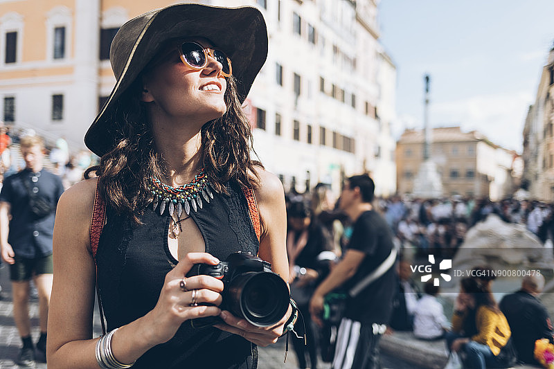 游客在圣三一教堂前拍照图片素材