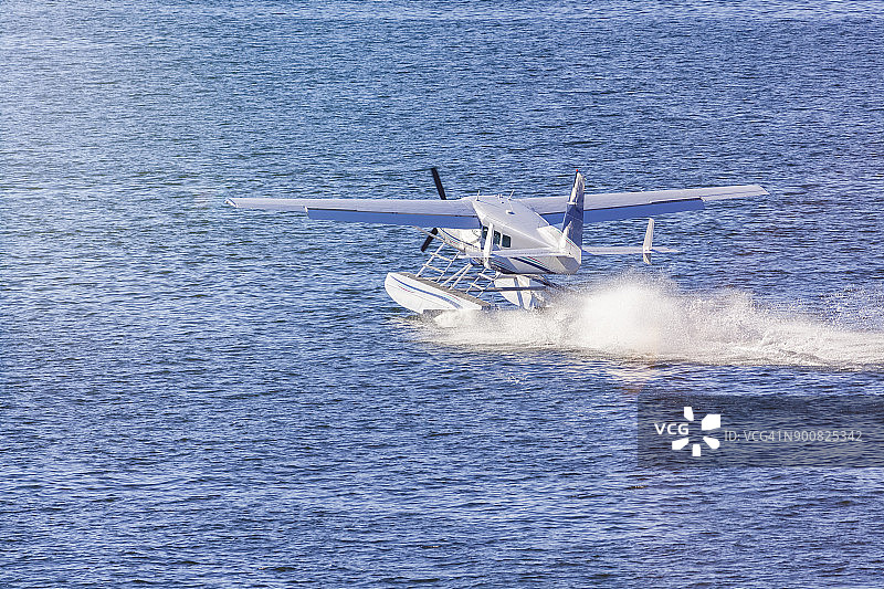 在加拿大温哥华水面降落的水上飞机图片素材