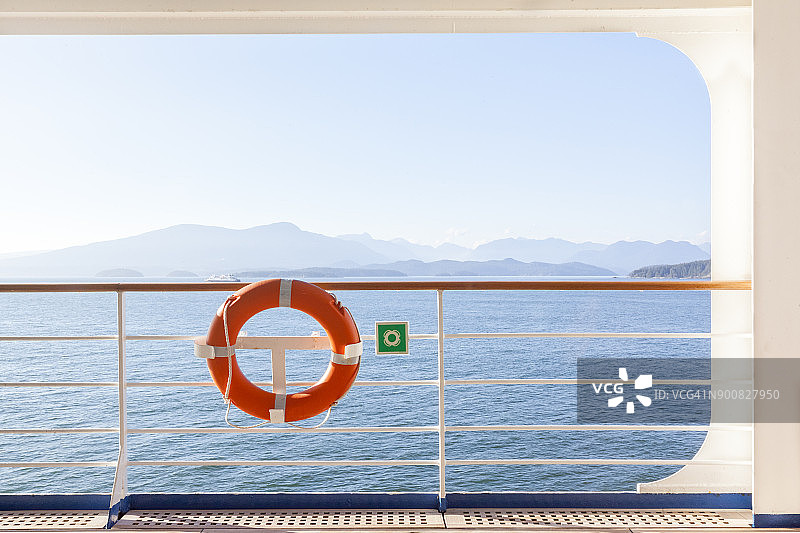 加拿大温哥华游轮外甲板上的救生圈图片素材