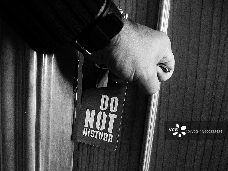 请勿打扰标志挂在门把手上图片素材