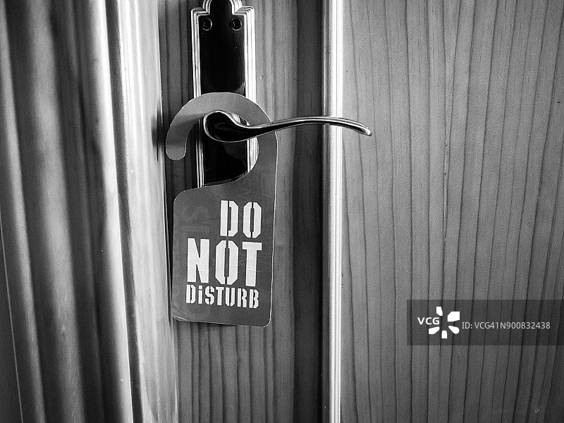请勿打扰标志挂在门把手上图片素材