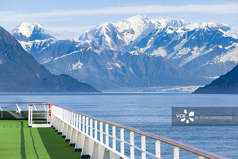 美国阿拉斯加州，埃利亚斯山脉和育空地区附近的哈伯德冰川附近的邮轮和雪山图片素材