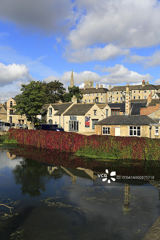 韦兰河畔的佐治亚集镇斯坦福的秋色图片素材