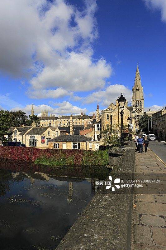 韦兰河畔的佐治亚集镇斯坦福的秋色图片素材
