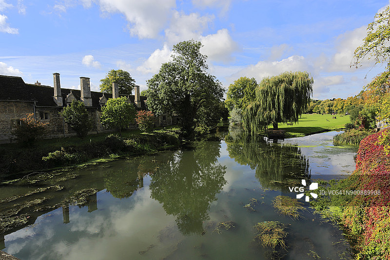 秋季韦兰河畔的斯坦福集镇图片素材