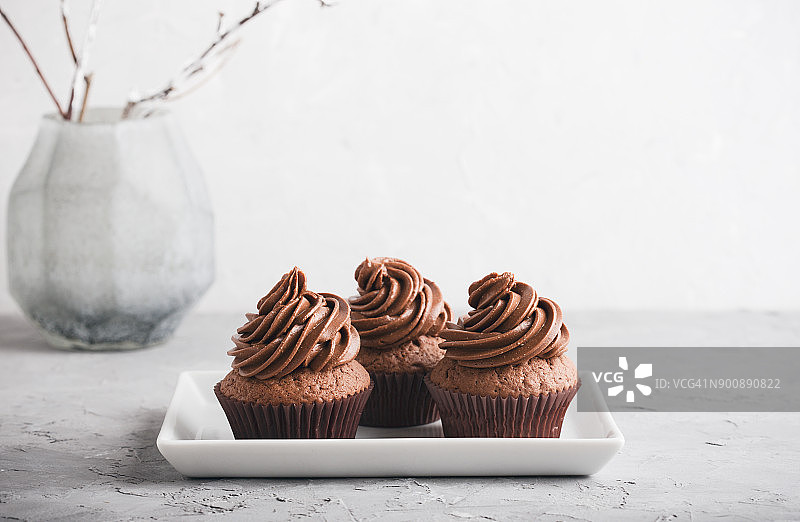 场合：巧克力焦糖杯形蛋糕图片素材