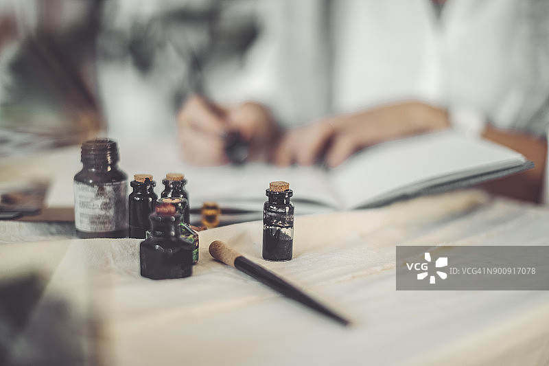 年轻女商人在个人记事本上写作图片素材