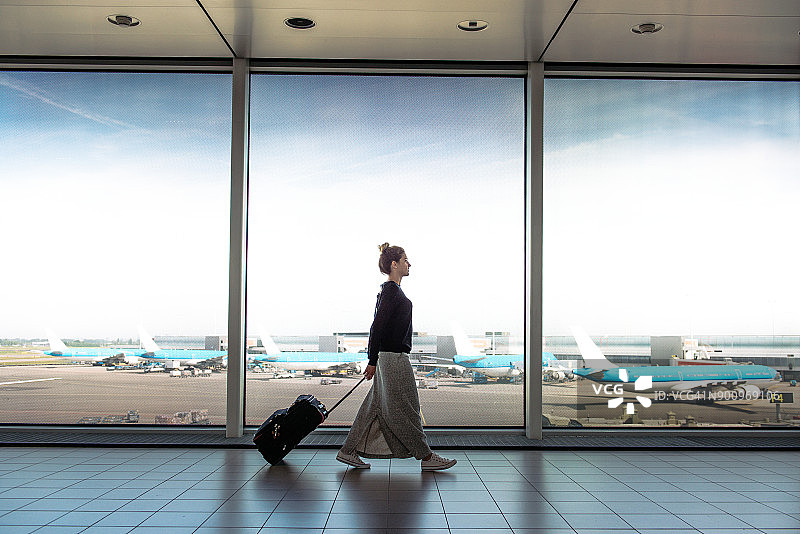 准备搭乘下一班飞机的女人图片素材