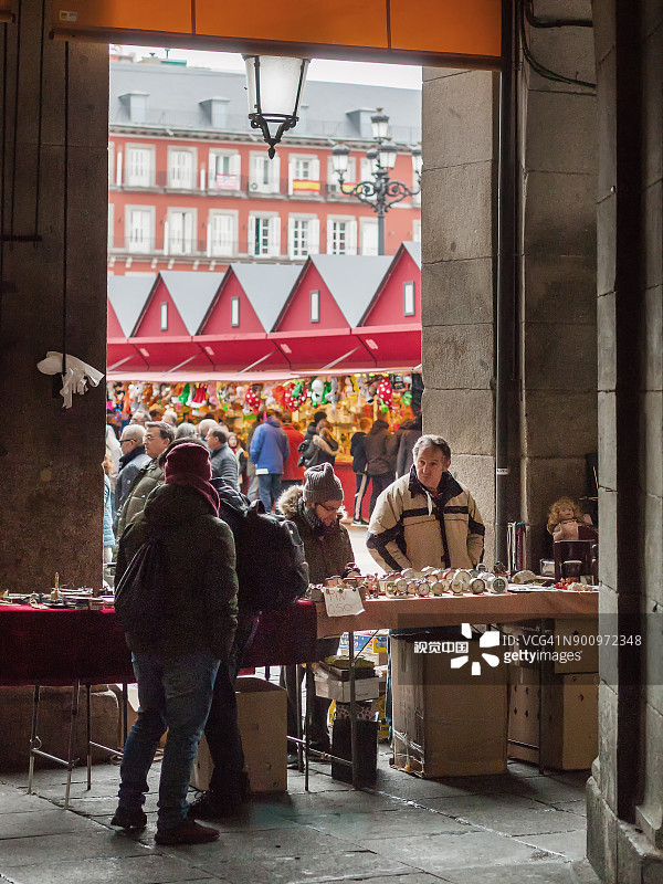 西班牙马德里：马约尔广场的跳蚤市场图片素材