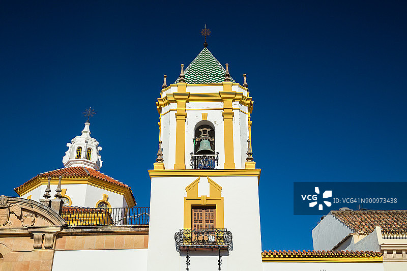 西班牙安达卢西亚龙达索科罗广场的索科罗圣母教区教堂塔楼图片素材