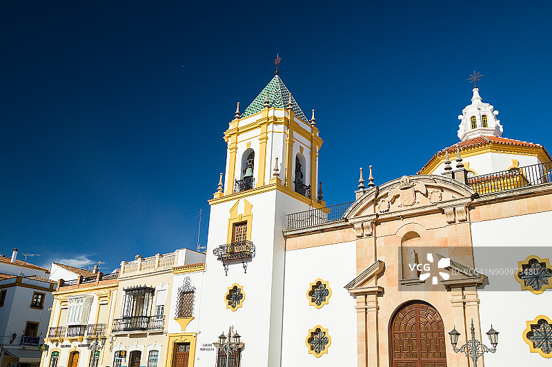 西班牙安达卢西亚龙达索科罗广场的索科罗圣母教区教堂塔楼图片素材