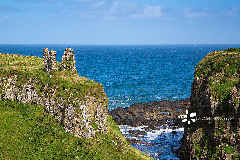 北爱尔兰安特里姆郡的邓塞韦里克城堡图片素材