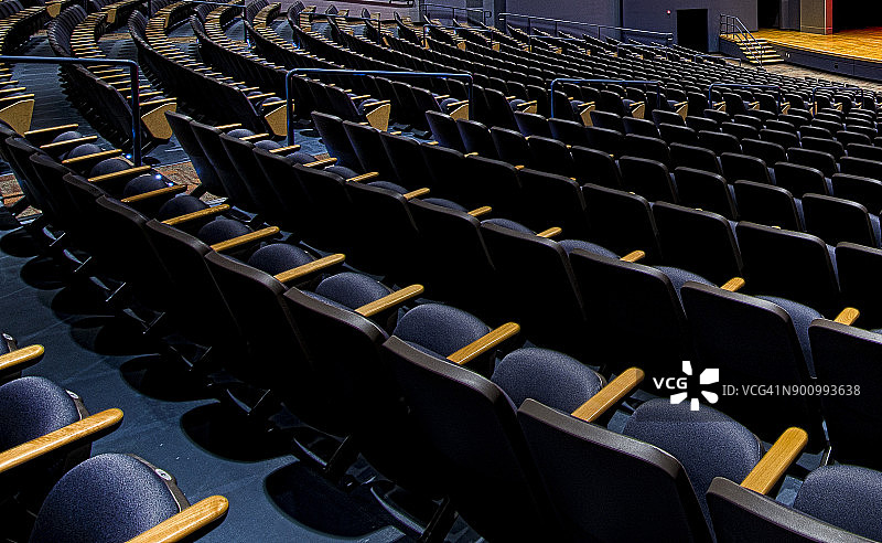 剧院礼堂内的空座位图片素材