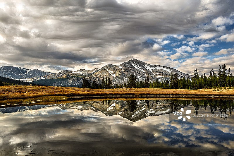 山地清晨图片素材