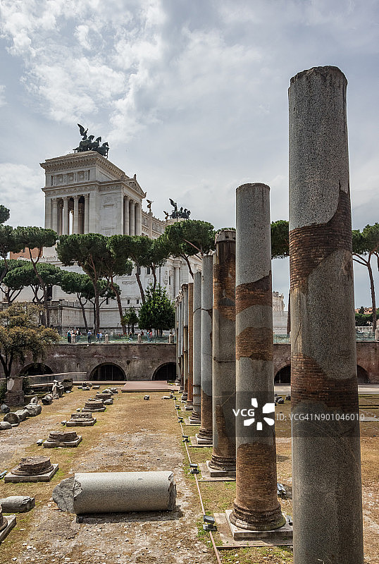 以维托里亚诺纪念馆为背景的罗马柱图片素材