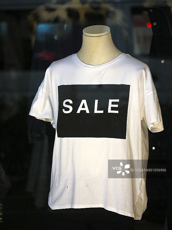 白色衬衫上的“SALE”字样图片素材