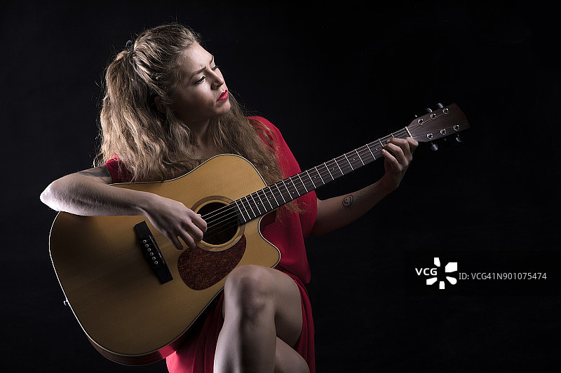 美丽的女吉他手图片素材
