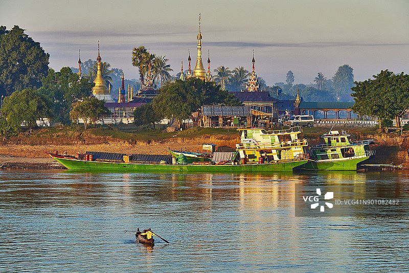 缅甸伊洛瓦底江的姜多岛图片素材