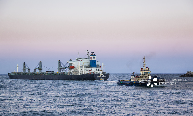 离开纽卡斯尔港的散货船图片素材